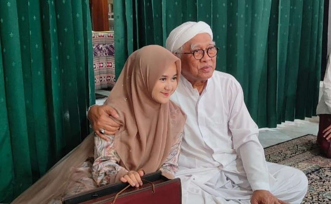 KH Ahmad Mustofa Bisri, Pengasuh Pondok Pesantren Roudlotut Thalibiin  Leteh, Rembang, Jawa Tengah dan keluarganya. (Foto:dok/ngopibareng.id)