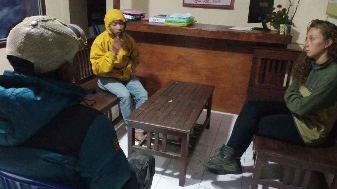 Camille Grabriele,25, tahun, wisman Prancis (kanan) dan pelaku saat dimediasi di Kantor Desa Ngadisari. (Foto: Istimewa)