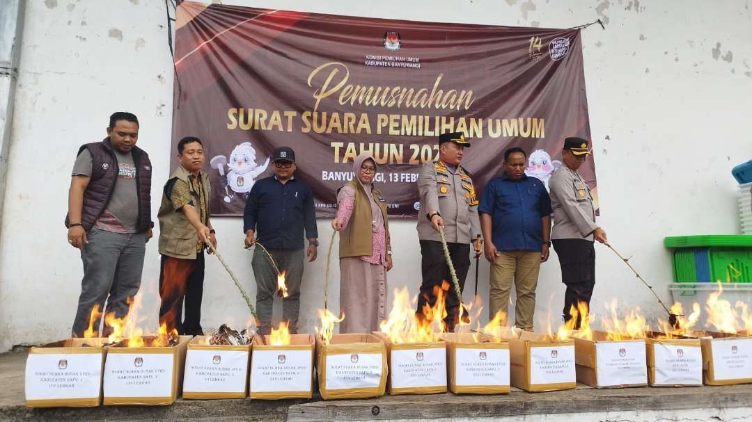 Pemusnahan surat suara rusak dilakukan di sekitar gudang logistik KPU Banyuwangi (foto: Muh Hujaini/Ngopibareng.id)