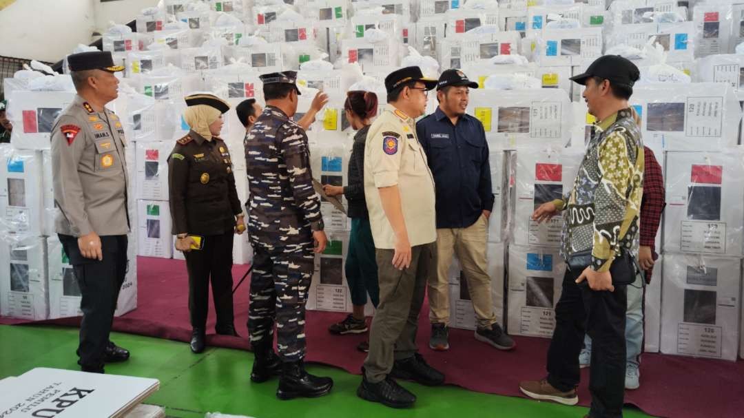 Plh Gubernur Jatim, Adhy Karyono (tiga dari kanan) bersama Forkopimda Jatim mengecek gudang logistik KPU di Gelora Pancasila, Surabaya, Selasa 13 Februari 2024. (Foto: Fariz Yarbo/Ngopibareng.id)