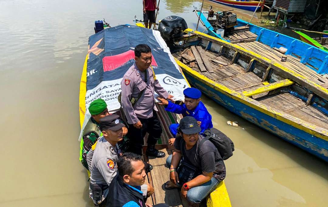 Personil Polresta Sidoarjo saat kawal pendistribusian logistik Pemilu di wilayah terpencil Sidoarjo. (Foto: Aini Arifin/Ngopibareng.id)