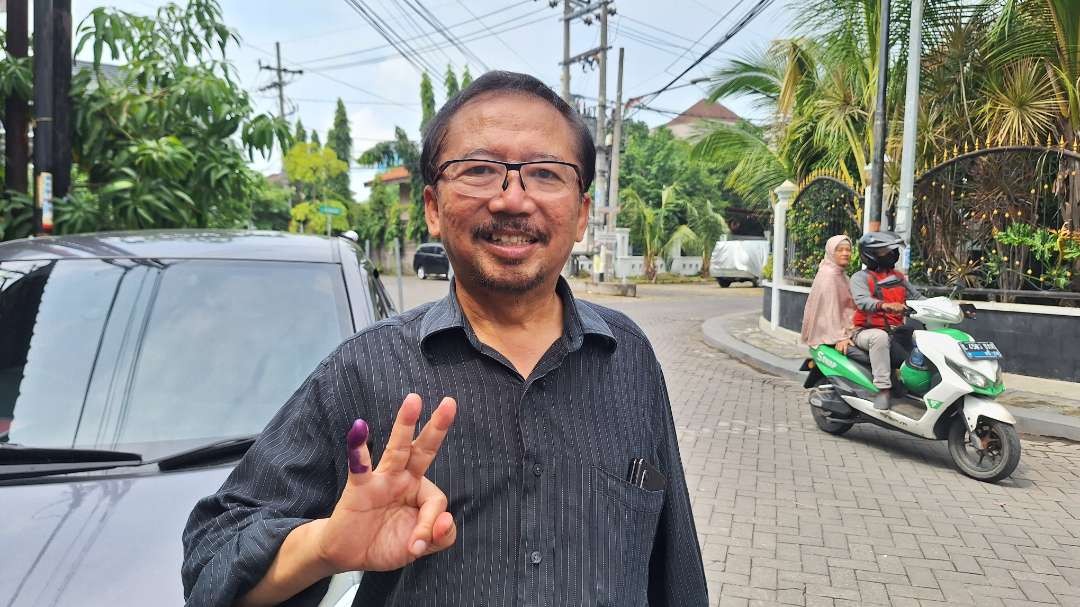 Walikota Surabaya periode 2002-2010 dan Anggota DPR-RI Fraksi PDI Perjuangan, Bambang DH, sesaat setelah menggunakan hak pilihnya di TPS 12 Pagesangan Baru, Gayungan, Surabaya, Rabu 14 Februari 2024. (Foto: Julianus Palermo/Ngopibareng.id)