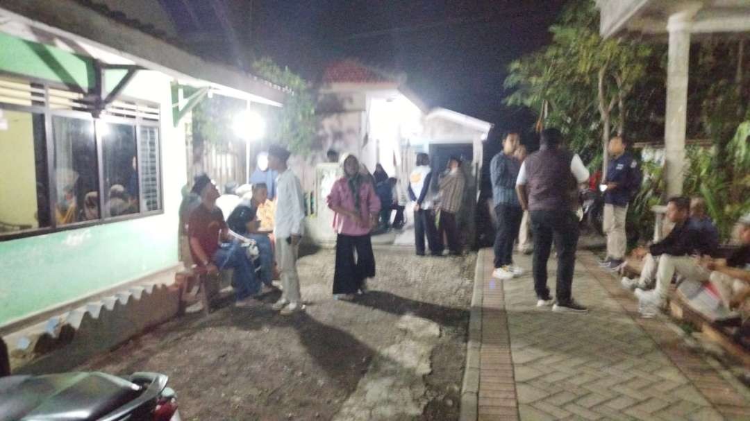 Suasana rumah duka almarhum Dulhanan, Ketua KPPS yang meninggal dunia (foto: Muh Hujaini/Ngopibareng.id)