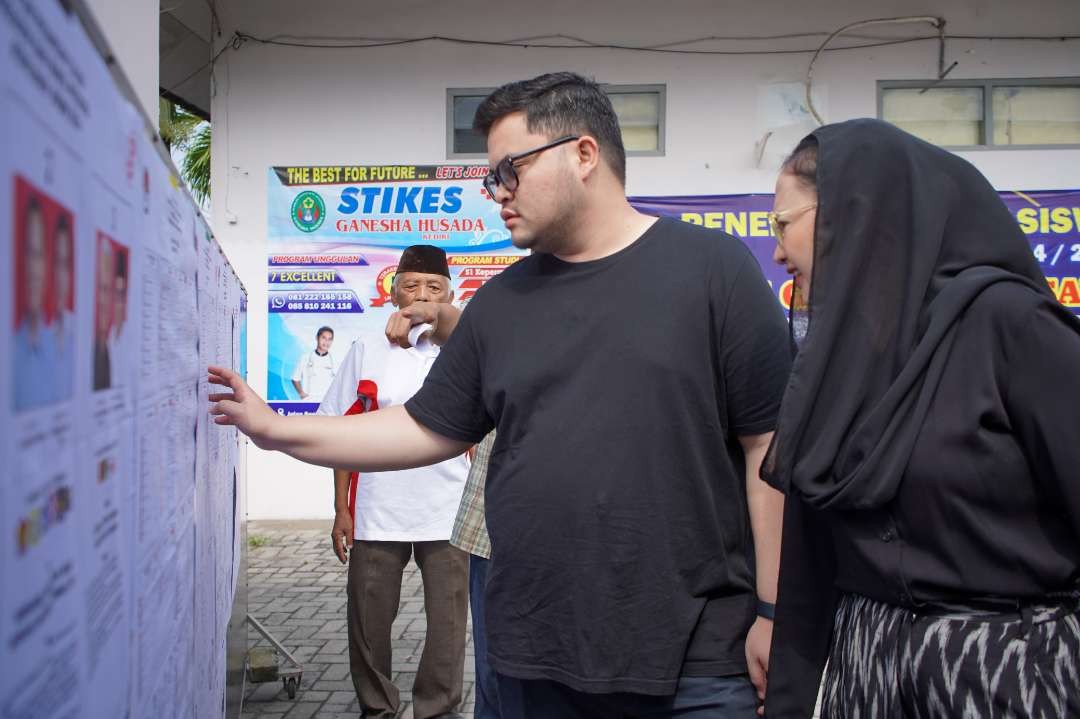 Bersama Sang Istri, Bupati Kediri Dito  coblos di TPS 026 (Foto: Istimewa)