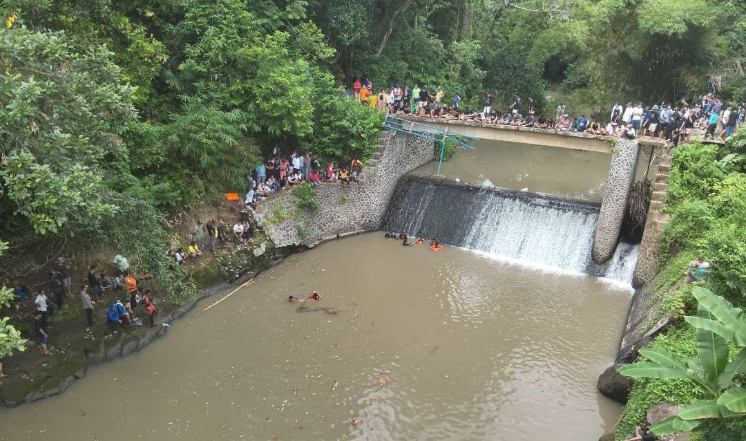 Tim SAR gabungan melakukan pencarian bocah yang tenggelam di bendungan (Foto: Basarnas Bali)