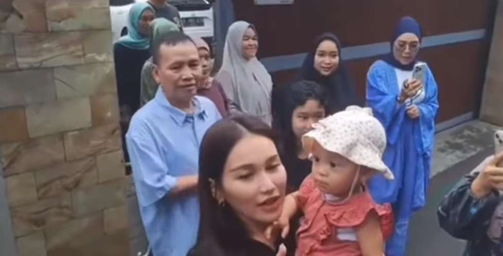 Capres-cawapres pilihan Ayu Ting Ting sekeluarga sesuai warna baju ayahnya. (Foto: Istimewa)