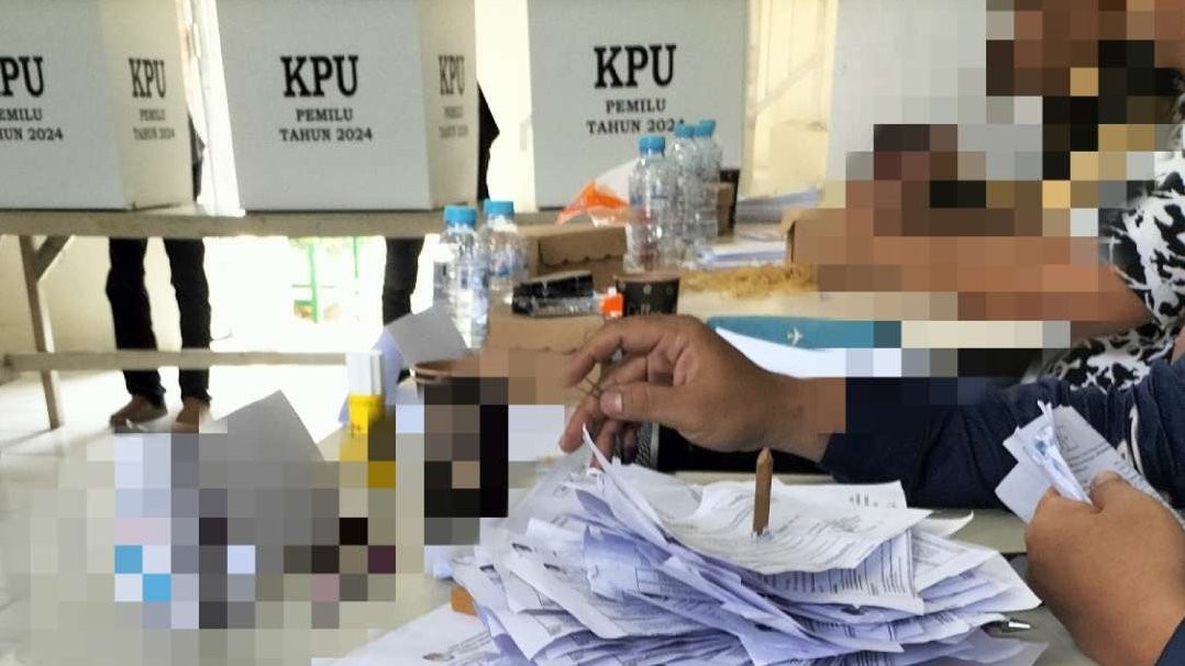 Petugas mendahulukan pesanan keluarga. (Foto: Yasmin Fitrida/Ngopibareng.id)