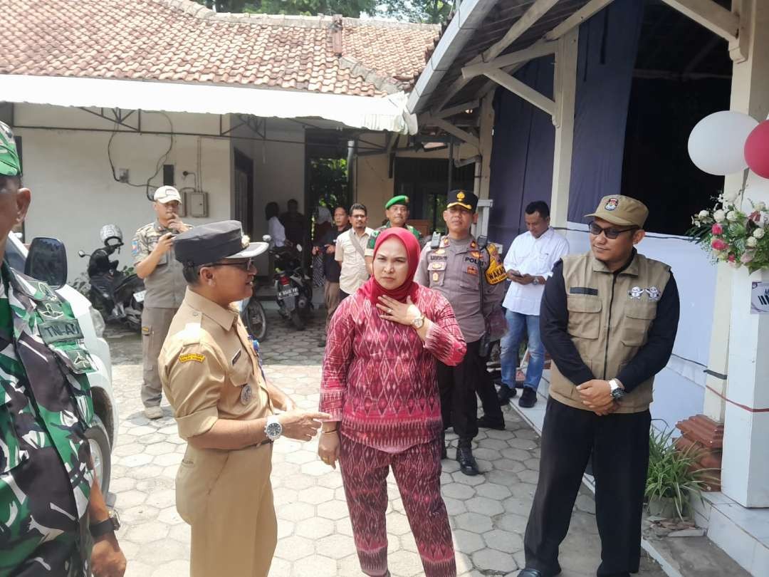 Wakil Bupati Blora Triyuli Setyowati saat melakukan monitoring TPS di Desa Ngraho Kecamatan Kedungtuban. (Foto: Ahmad Sampurno/ Ngopibareng.id)