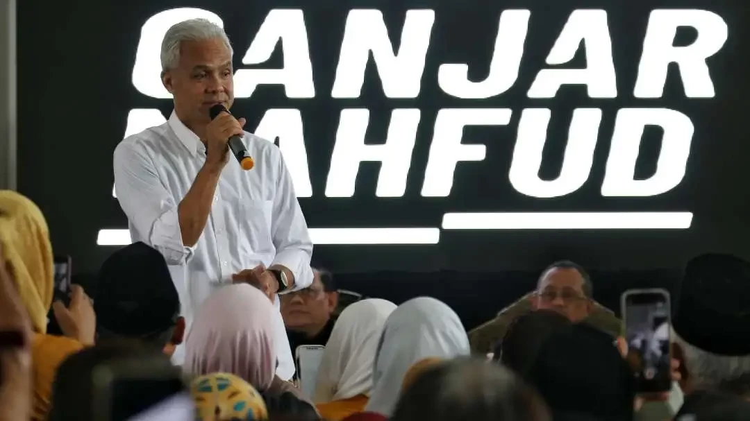 Capres nomor urut tiga, Ganjar Pranowo saat menyapa relawan di Posko TKD Jatim, Surabaya, Sabtu 13 Januari 2023. (Foto: Fariz Yarbo/Ngopibareng.id)