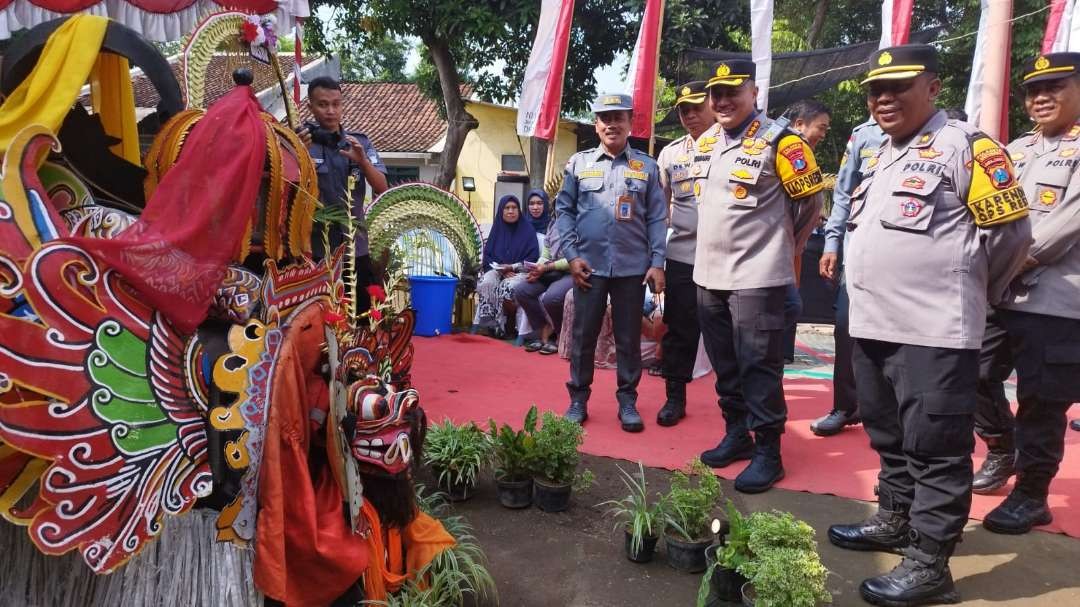 Kapolresta Banyuwangi bersama PJU Polres meninjau pelaksanaan pemungutan suara di TPS 01 Kalipuro. (Foto: Muh Hujaini/Ngopibareng.id)