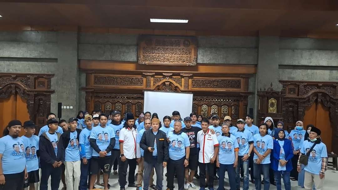 Ketua Solidaritas Ulama Muda Jokowi (Samawi) Kota Malang, Muh. Danial Farafish, SH., S.Hum., M.Ag, bersama para pendukung Capres-cawapres Prabowo-Gibran di Kota Malang. (Foto: p luhur)