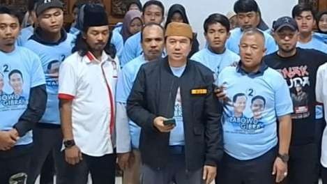 Ketua Solidaritas Ulama Muda Jokowi (Samawi) Kota Malang, Muh. Danial Farafish, SH., S.Hum., M.Ag, bersama para pendukung Capres-cawapres Prabowo-Gibran di Kota Malang. (Foto: p luhur)