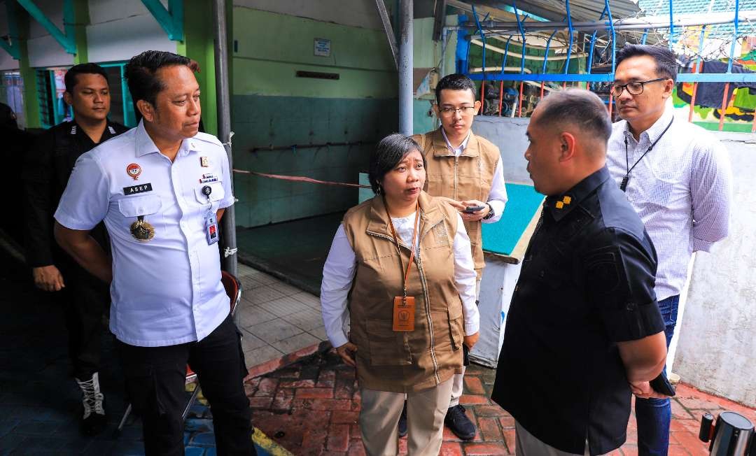 Komnas HAM saat pantau pelaksanaan pemilu di Lapas Sidoarjo. (Foto: Aini/Ngopibareng.id)