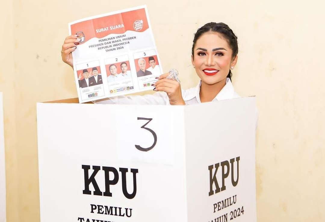 Krisdayanti Lemos nyoblos di bilik suara nomor 3 sesuai nomor urut partai pengusungnya, PDIP, Rabu 14 Februari 2024. (Foto: Instagram)