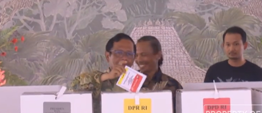 Cawapres Mahfud MD saat di TPS 106 Maguwoharjo Yogyakarta