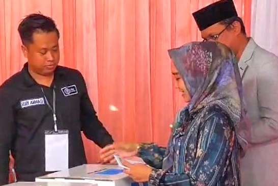 Bupati Sidoarjo Gus Muhdlor bersama sang istri saat menggunakan hak suaranya di TPS 09 (foto :Aini/Ngopibareng.id)