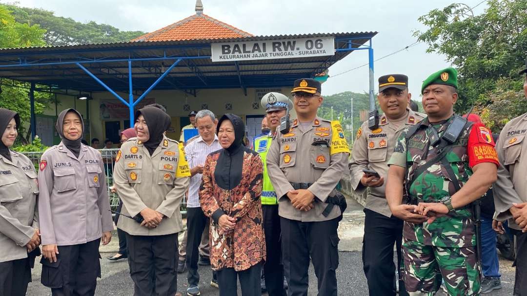 Mensos, Tri Rismaharini saat melalukan pencoblosan pagi tadi di TPS dekat rumahnya. (Foto: Pita Sari/Ngopibareng.id)