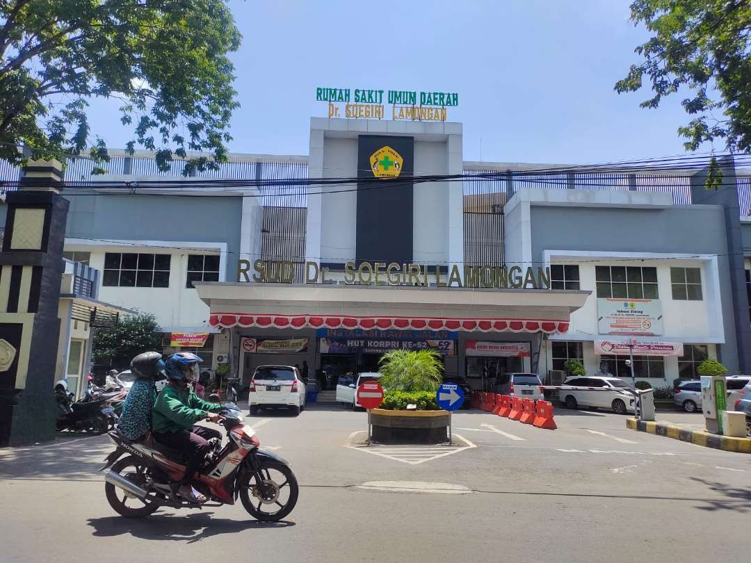 Tampak depan RSUD dr Soegiri Lamongan. (Foto: Imron Rosidi/Ngopibareng.id)