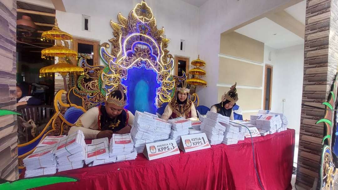 Salah satu TPS bernuansa pewayangan di Desa Randuputih, Kecamatan Dringu, Kabupaten Probolinggo. (Foto: Ikhsan Mahmudi/Ngopibareng.id)