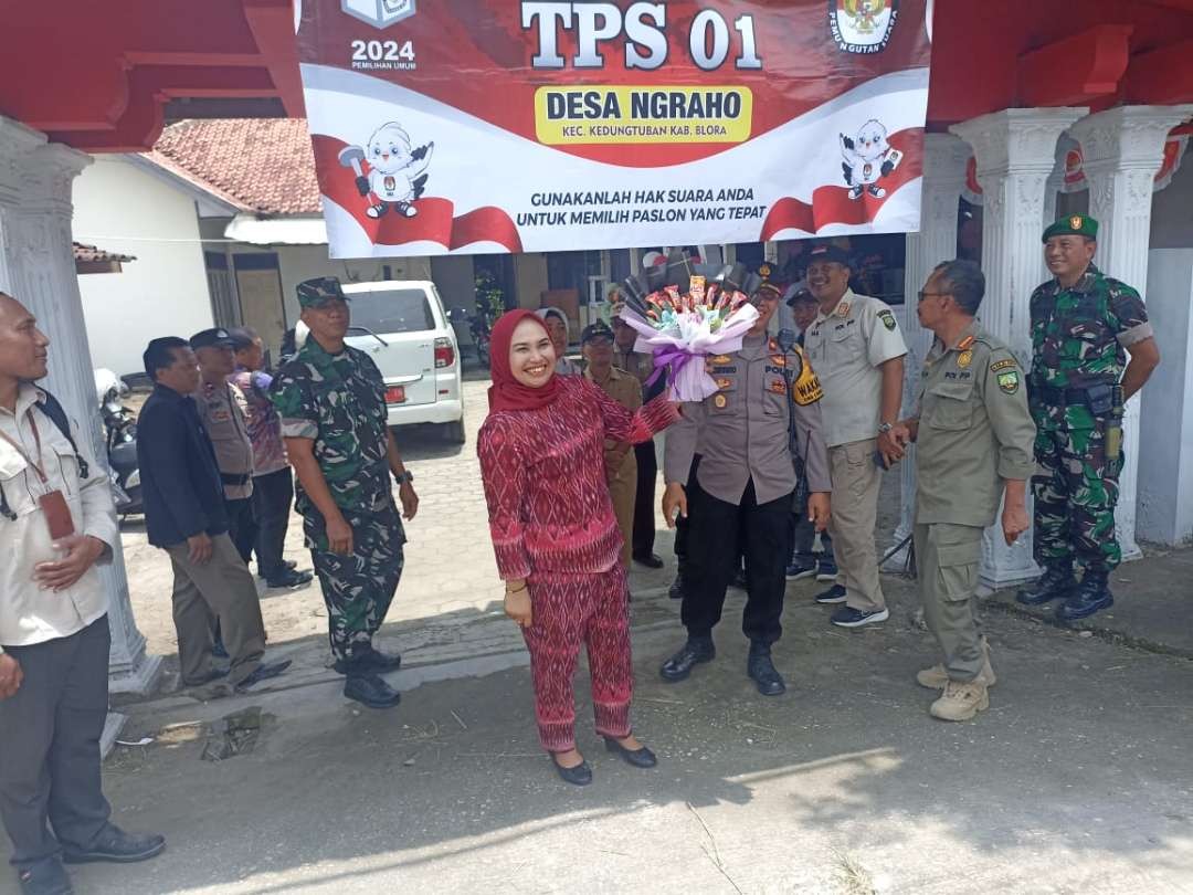 Wakil Bupati Blora Tri Yuli Setyowati, menunjukkan buket coklat dari anggota KPPS. (Foto: Ahmad Sampurno/Ngopibareng.id)