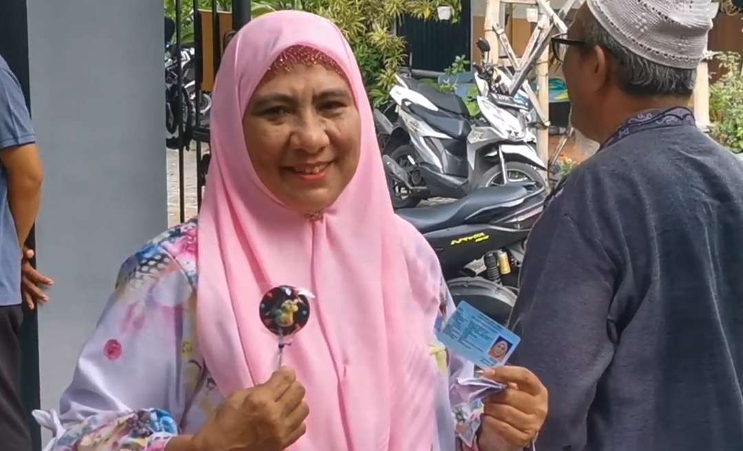 Warga Taman Candiloka dapat coklat gratis usai nyoblos (Foto: Aini/Ngopibareng.id)