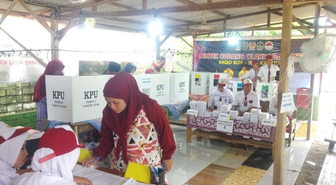 KPPS TPS 09 Desa Jarorejo, Kecamatan Kerek, Tuban menggunakan seragam Sekolah Dasar (Foto: Dok. Istimewa)