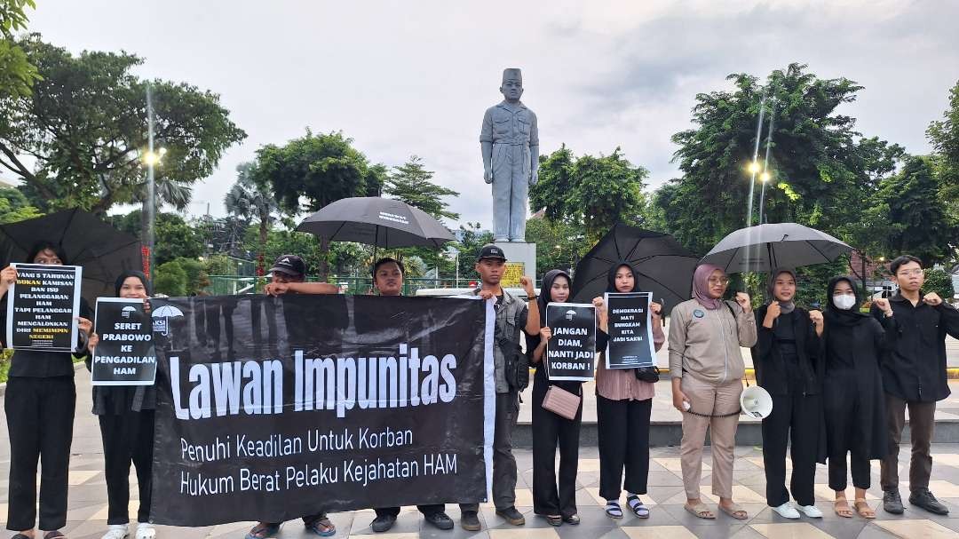 Potret aksi Kamisan Surabaya edisi ke-805, yang bertempat di depan patung Gubernur Suryo, Jalan Gubernur Suryo, Surabaya, Kamis 15 Februari 2024. (Foto: Julianus Palermo/Ngopibareng.id)