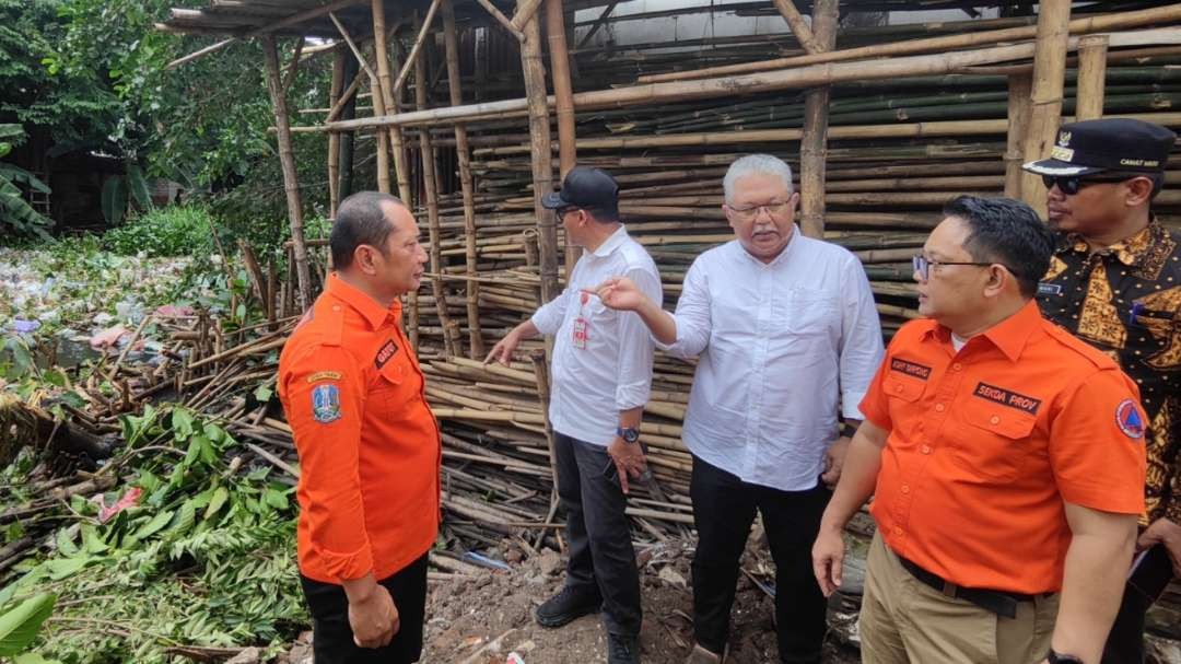 Plh Gubernur Jatim, Adhy Karyono (kanan) saat memantau proses normalisasi sungai di Bungurasih, Waru, Sidoarjo, Kamis 15 Februari 2024. (Foto: Fariz Yarbo/Ngopibareng.id)