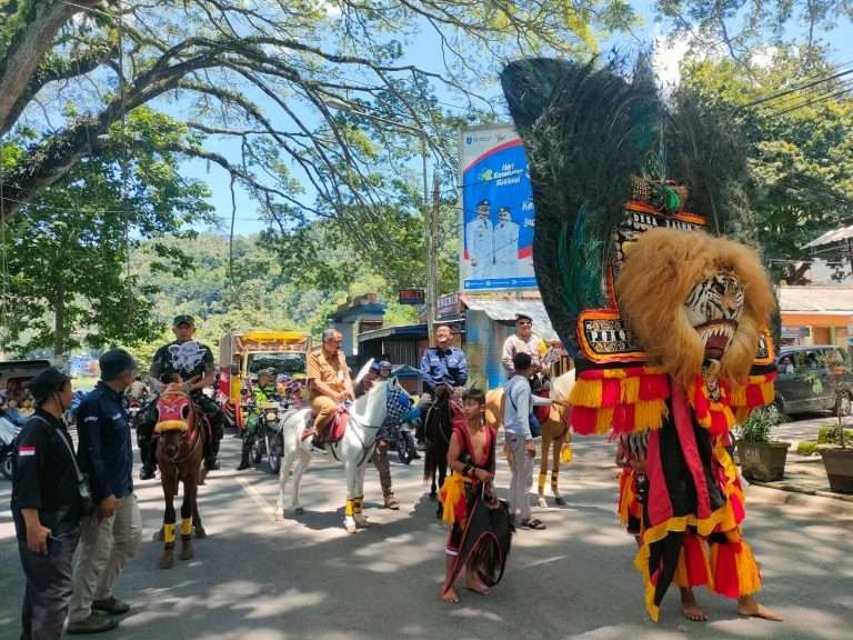 Petugas KPPS bersama Panwaslu dikawal Reog serta TNI Polri naik kuda mengiringi pendistribusian logistik pemilu. (Foto: dok polres ponorogo)