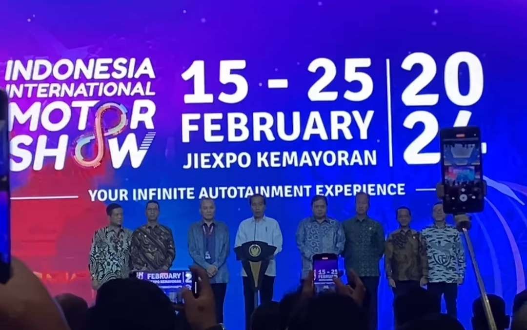 Presiden Jokowi (podium) pembukaan IIMS, Kamis 15 Februari 2024. (Foto: Instagram)