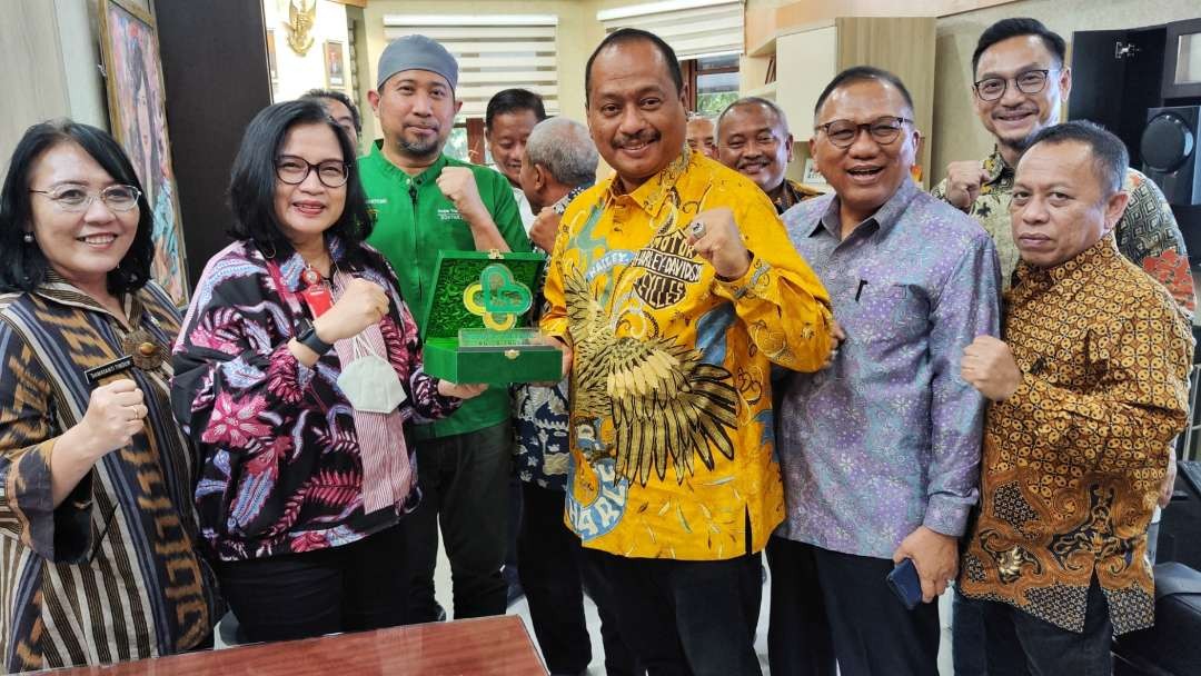 Ketua Ketua KONI Jatim, M Nabil menerima cinderamata dari Dirut RSUD Dr. Soetomo Prof Cita Rosita usai penandatanganan kerja sama di RSUD Dr. Soetomo, Surabaya, Kamis 15 Februari 2024. (Foto: Fariz Yarbo/Ngopibareng.id)