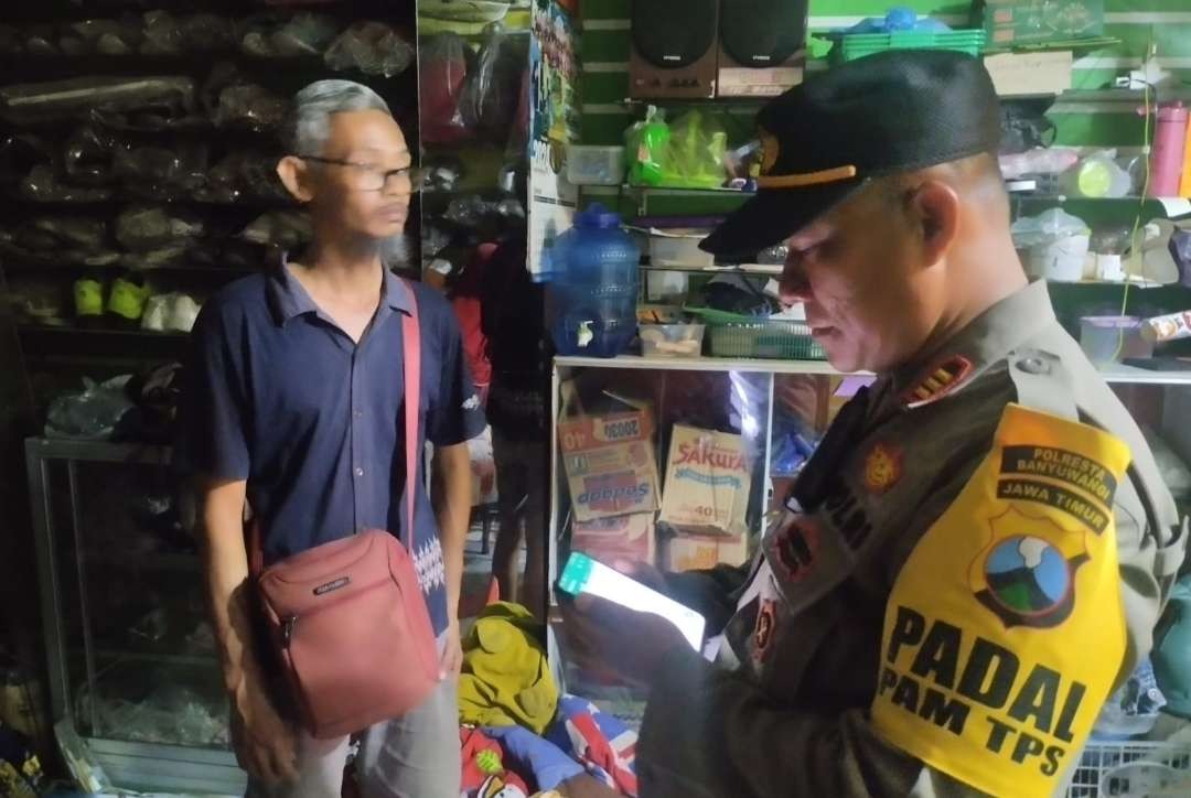 Kapolsek Banyuwangi, AKP Kusmin melakukan pendataan di lokasi kebakaran. (Foto: Istimewa)