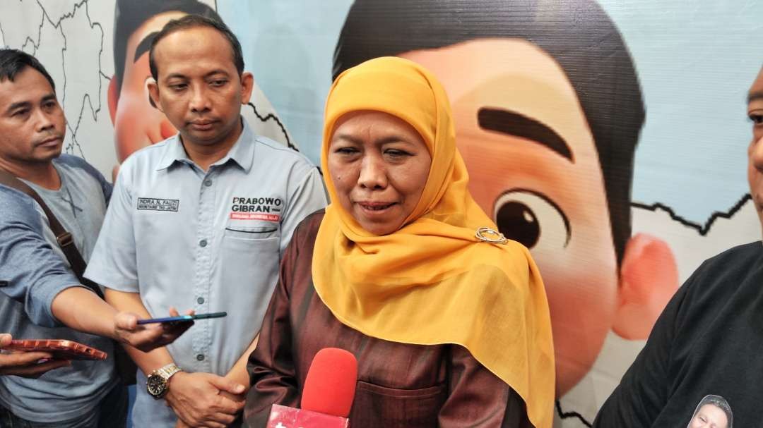 Dewan Pengarah TKN Prabowo-Gibran, Khofifah Indar Parawansa, di TKD Prabowo-Gibran Jatim, Surabaya, Rabu 14 Februari 2024 malam. (Foto: Fariz Yarbo/Ngopibareng.id)