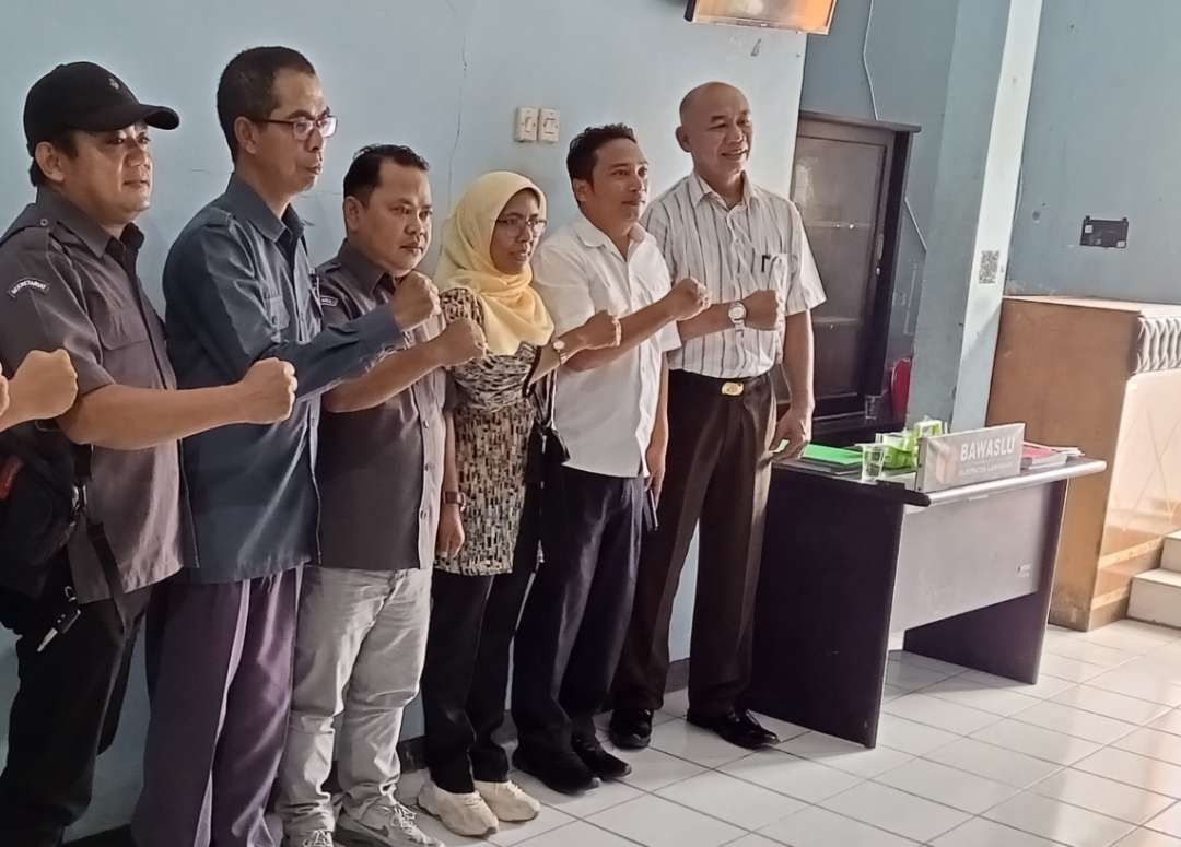 Divisi Penanganan Pelanggaran dan Data Bawaslu Lamongan, M. Farid Achiyani (dua dari kiri) saat foto bersama Gakkumdu Provinsi Jawa Timur (Foto: Imron Rosidi/ngopibareng.id) 