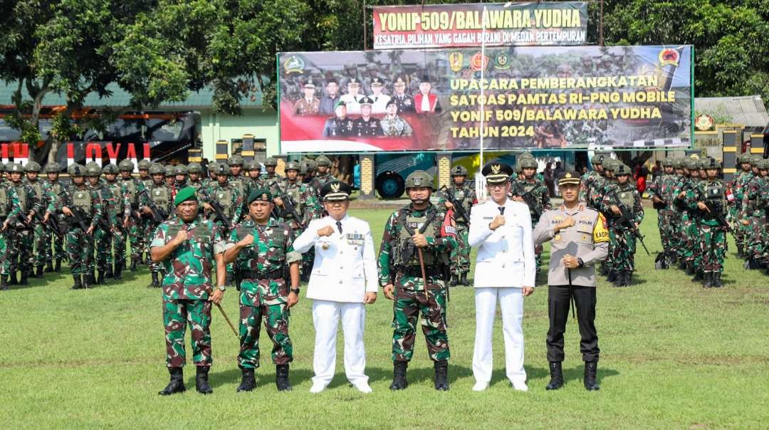 Bupati Jember Hendy Siswanto saat berfoto bersama usai upacara pelepasan 450 Satgas Pamtas (Foto: Dok Diskominfo Jember)