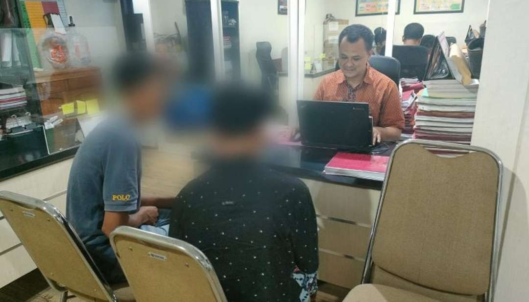 Penyidik kepolisian Polres Malang saat melakukan pemeriksaan kepada saksi-saksi yang mengetahui kasus dugaan penganiayaan kepada seorang santri berinisial ST, 15 tahun, oleh seniornya di salah satu ponpes di Kabupaten Malang. (Foto: Humas Polres Malang)