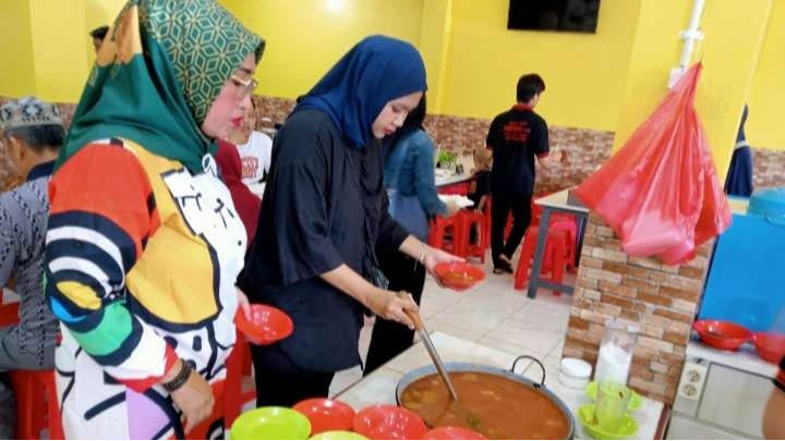 Pengunjung mengambil sayur asem dengan sesuka hati. (Foto: Asmanu Sudharso/Ngopibareng.id)