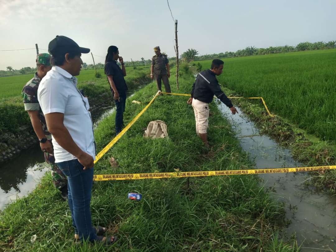 Polsek Karanggeneng sedang melakukan olah TKP ditemukannya korban tewas kesetrum jebakan tikus. (Foto: Istimewa)