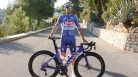 Tim Alpecin Deceuninck menggunakan jersey bikinan KALAS dengan motif denim untuk musim balap 2024. (Foto: Istimewa)