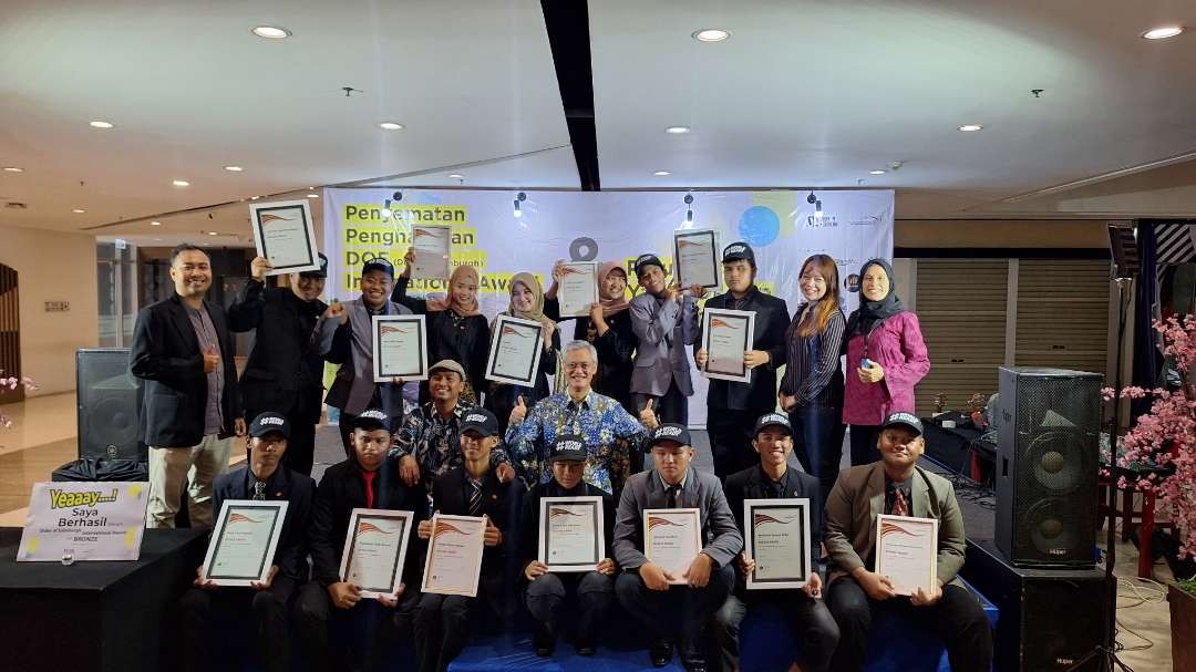 Belasan siswa binaan "Yayasan Urunan Kebaikan" saat menerima penyematan penghargaan Bronze Award Duke of Edinburgh, di Marvell City Mall, Sabtu 17 Februari 2024. (Foto: Julianus Palermo/Ngopibareng.id)