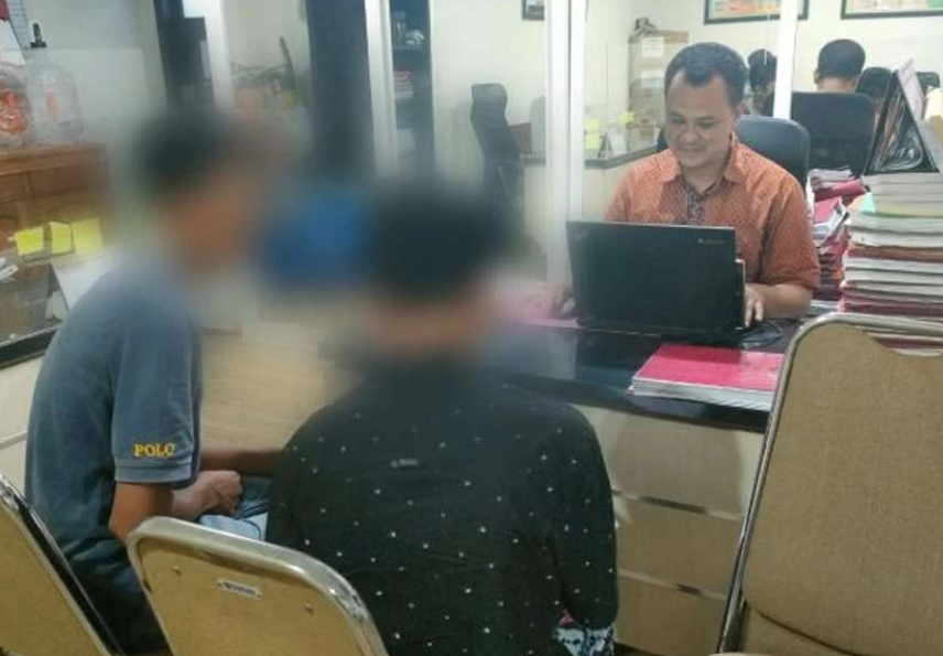 Penyidik kepolisian Polres Malang saat melakukan pemeriksaan kepada saksi-saksi yang mengetahui kasus dugaan penganiayaan kepada seorang santri berinisial ST, 15 tahun, oleh seniornya di salah satu ponpes di Kabupaten Malang. (Foto: Humas Polres Malang)