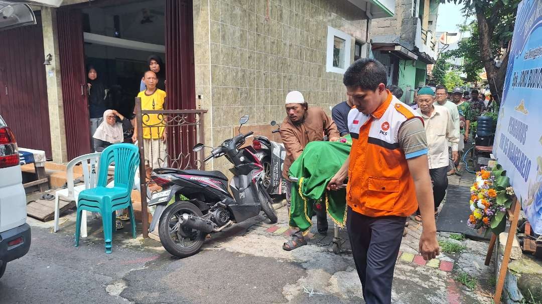 Jenazah Ketua KPPS 42 Ngagel Rejo Wonokromo, Joko Budiono, dimakamkan di TPU Keputih, Sukolilo, Surabaya, Jumat 16 Februari 2024. (Foto: Julianus Palermo/Ngopibareng.id)