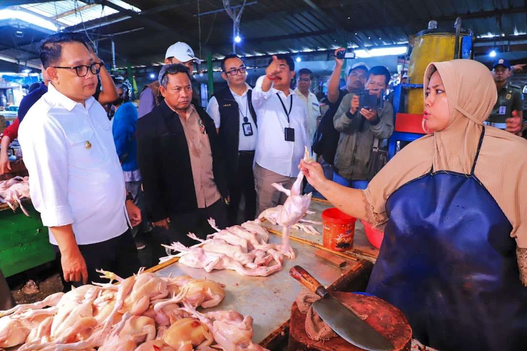 Pj Gubernur Jatim, Adhy Karyono saat kunjungi pasar Larangan Sidoarjo (foto : Aini/Ngopibareng.id)