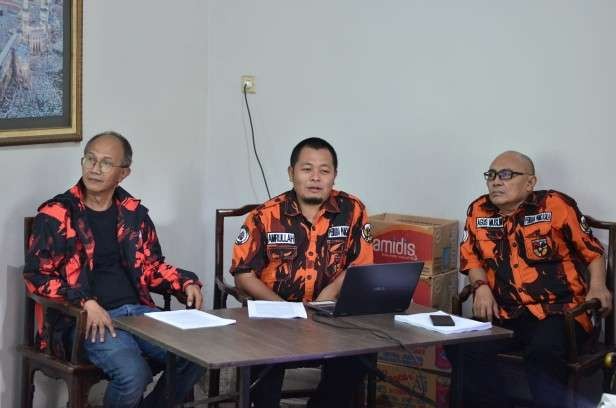 Ketua harian MPW Pemuda Pancasila Jatim, AD Dwi Putranto, menggelar konferensi pers untuk membahas perbedaan antara data C.HASIL-DPP dan Sistem Informasi Rekapitulasi (Sirekap) yang ditampilkan melalui situs infosemilu.ksu.co.id. (Foto: MPW Pemuda Pancasila)