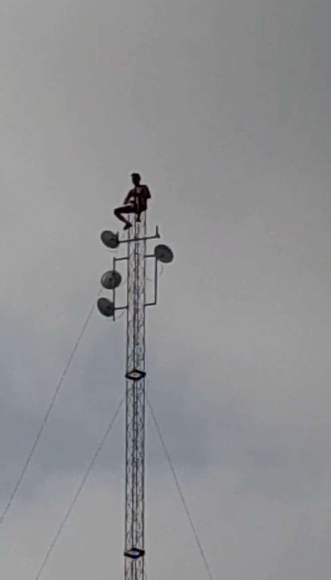 Pemuda dengan gangguan jiwa (ODGJ) saat berada di ujung tower di Desa Dadapan, Kecamatan Solokuro. (Foto: Istimewa)