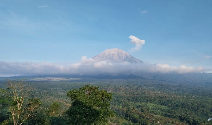 Gunung Semeru pada 17 Februari pukul 06.08 WIB. (Foto: ESDM)