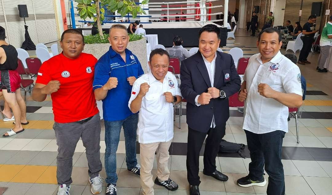 Pengurus Muaythai Surabaya dan Jawa Timur di pembukaan Super Fight Muaythai 2024. (Foto: MI Surabaya)