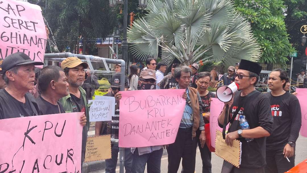 Koordinator Aksi 'Arek Suroboyo Menggugat', Kusnan Hadi saat berorasi di depan Kebun Bintang Surabaya, Sabtu 17 Februari 2024. (Foto: Julianus Palermo/Ngopibareng.id)