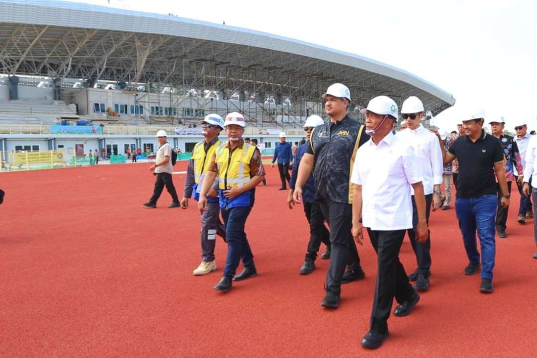 Menteri Koordinator  Bidang Pembangunan Manusia dan Kebudayaan (Menko PMK) Muhadjir Effendy (kanan depan)  dalam kunjungannya meninjau kesiapan pembangunan Sumut Sport Center, Jumat 16 Februari 2024. (Foto: Dokumentasi Kemenko PMK)