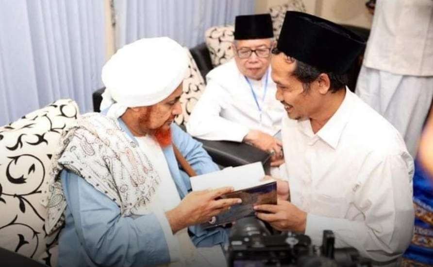 Para alim alamah, Habib Umar bin Hafidz dan KH Ahmad Baharuddin Nursalim. (Foto:adi/dok ngopibareng.id)